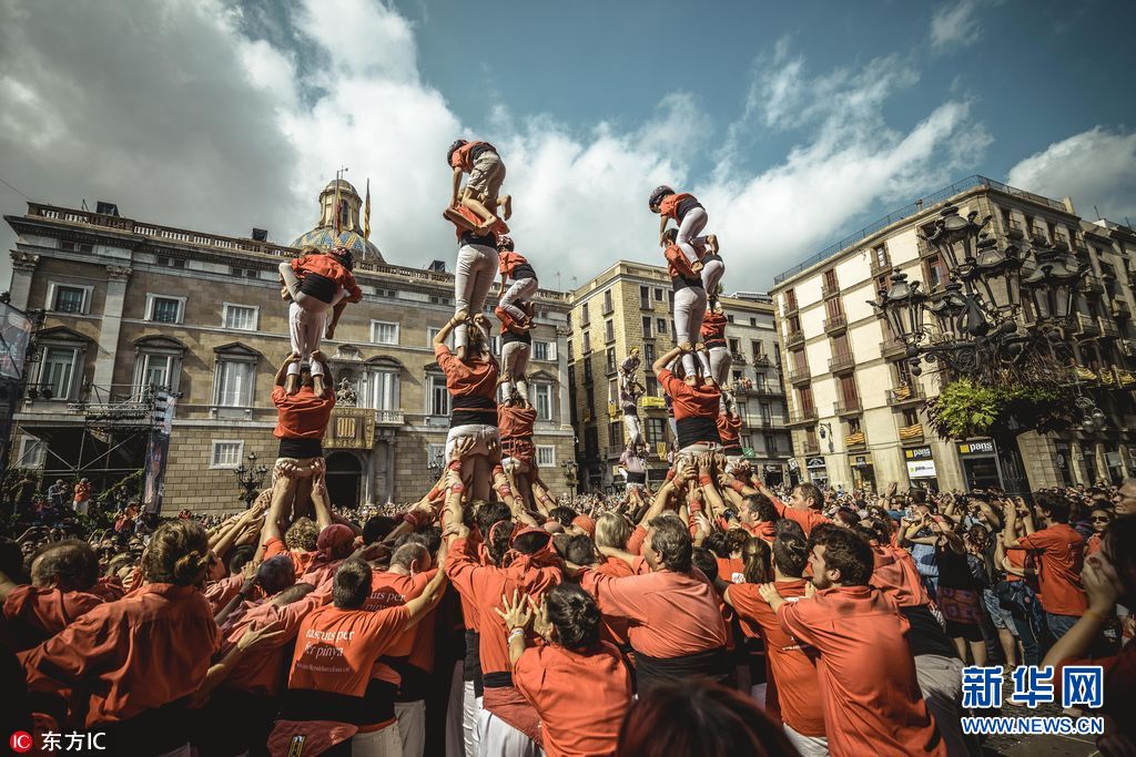西班牙巴塞罗那上演精彩叠人塔活动 庆传统节日(组图)