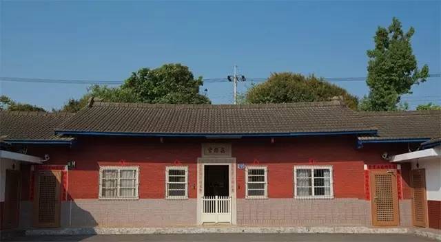 这个红砖墙三合院,就是微热山丘的第一家门店.