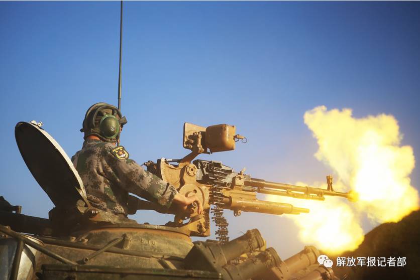 火舌狂喷某合成旅步坦分队高射机枪射击训练实拍