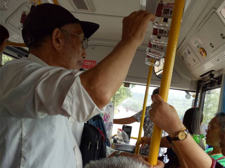 八旬大爷公交车上让座两次 感动网友