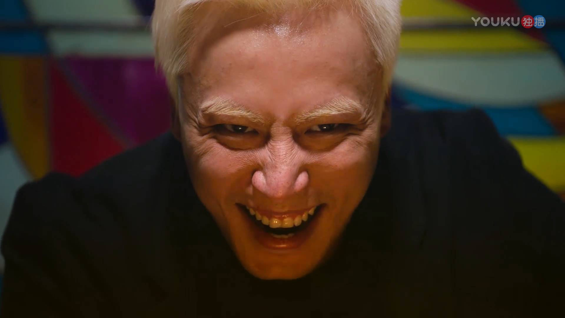 当凤凰哥立了功,完成了案子后,很幸运的复原到警署.