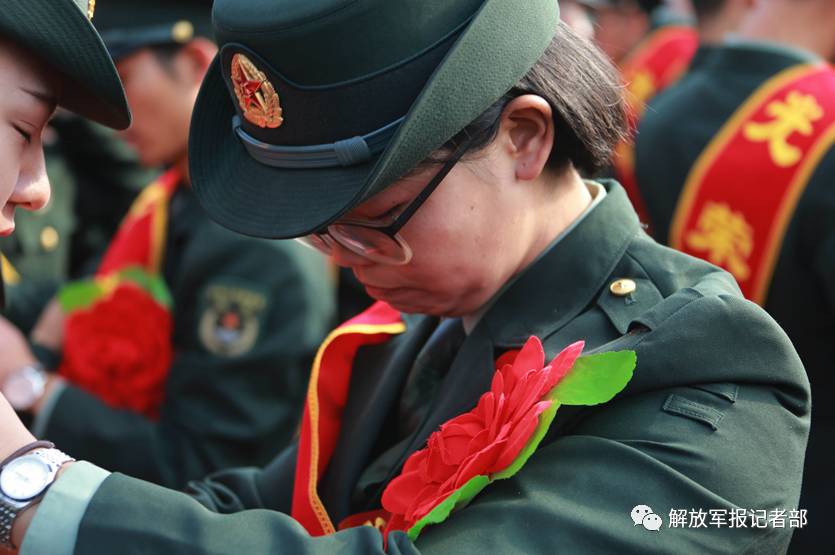 这里有群可爱的女兵,她们的退伍仪式比别人晚了一些