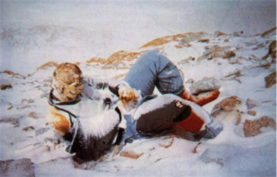 在珠峰上死的人图片图片