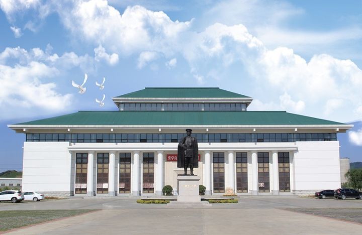 一尊全铜打造的张学良将军塑像伫立于纪念馆正前方,少帅身着威严的