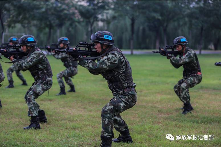 班组战士演练. 蓝惟东摄侧面射击.蓝惟东摄处置突发情况.
