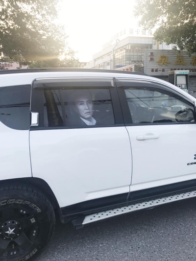 前车竟坐着"达康书记"? 交警:搞怪车贴引发事故要担责