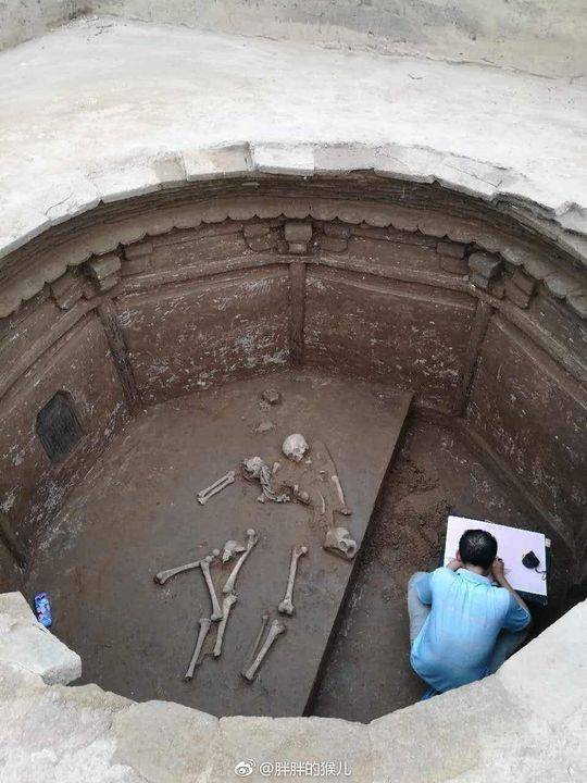 太原师范学院旧校区挖出一座古墓 网友:真坟头蹦迪