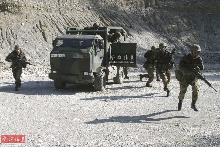 图为"獴"空降军卡与"鼬鼠"空降战车合影,都是袖珍