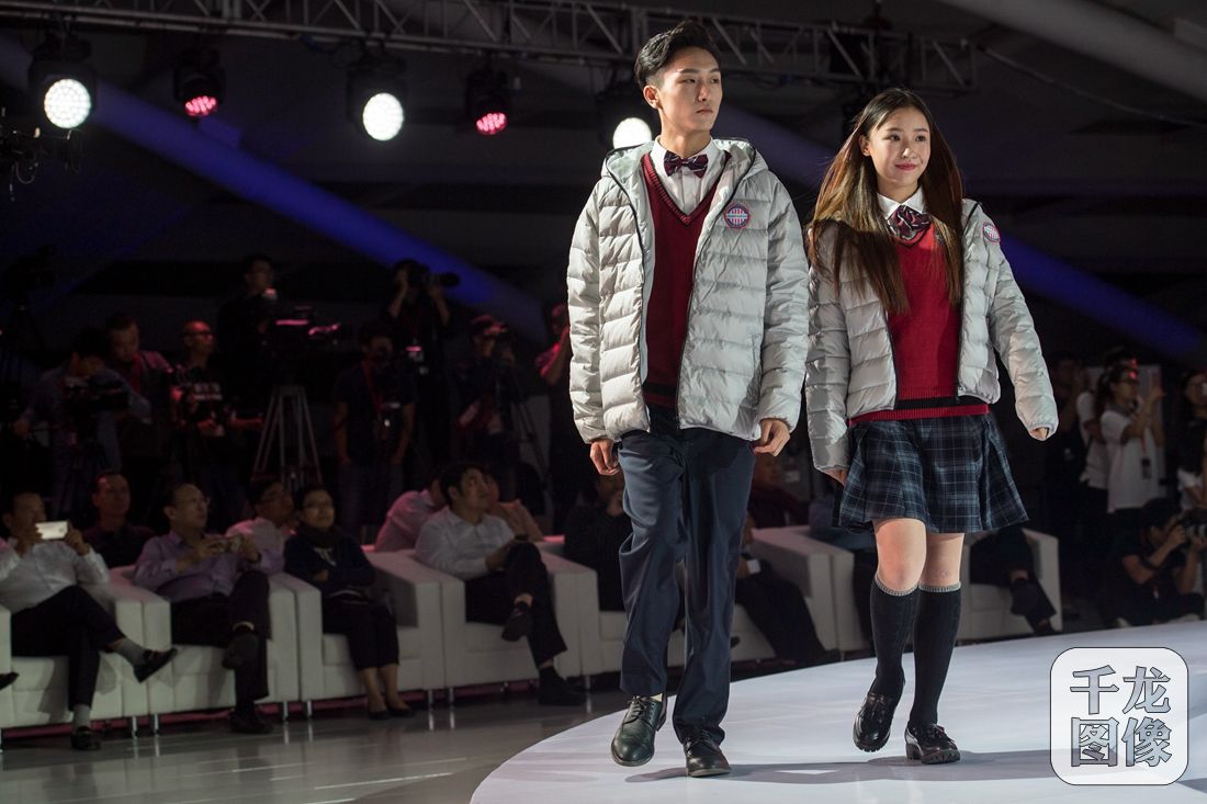 与时俱进爱尚北京2017北京时装周男女模特展示不同性别下的穿衣风尚