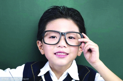 手机不离手 一个暑假就成了"小眼镜"