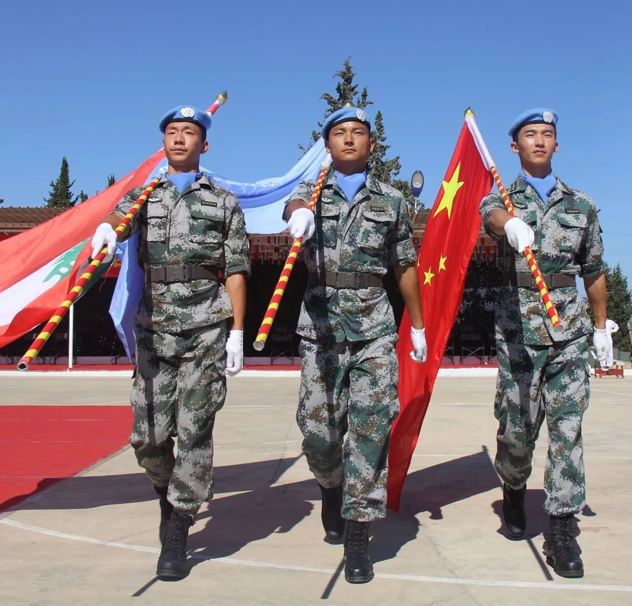 中国第16批赴黎巴嫩维和部队官兵准备进行升旗仪式.