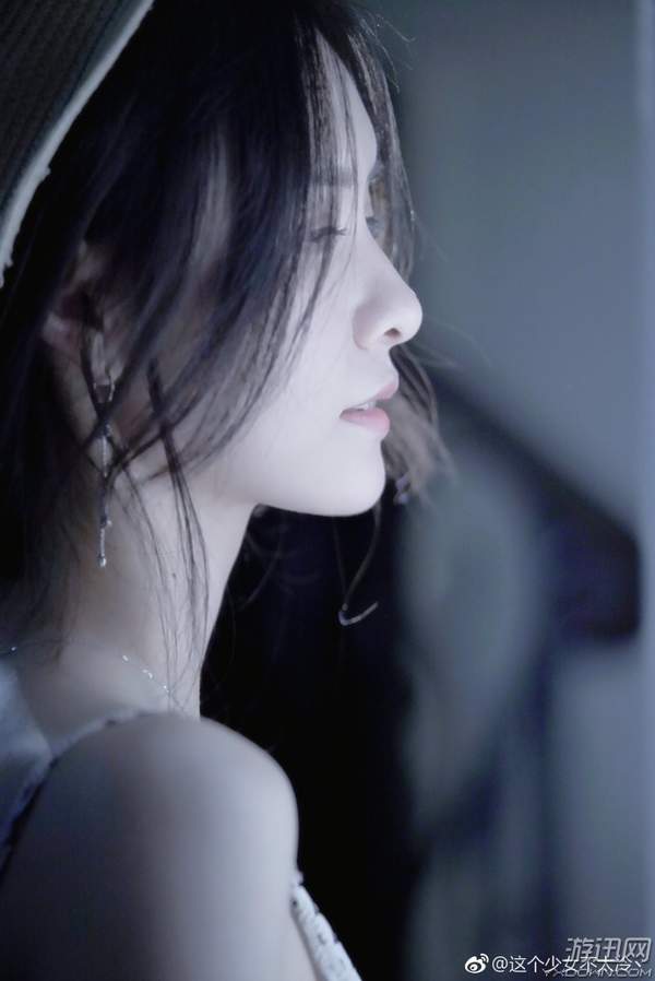 女主播阿冷晒美照!侧颜如画,回眸一笑美到窒息(图)