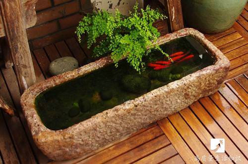 牛槽盛水不腐城里一些高档别墅庭院都会请一个青石牛槽放家里有一些