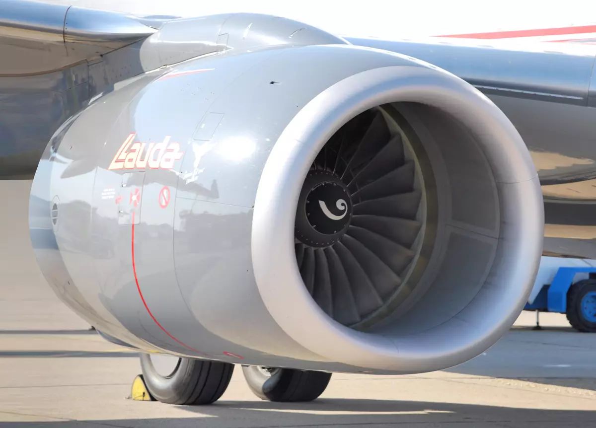 搭载cfm56发动机的波音737-800客机