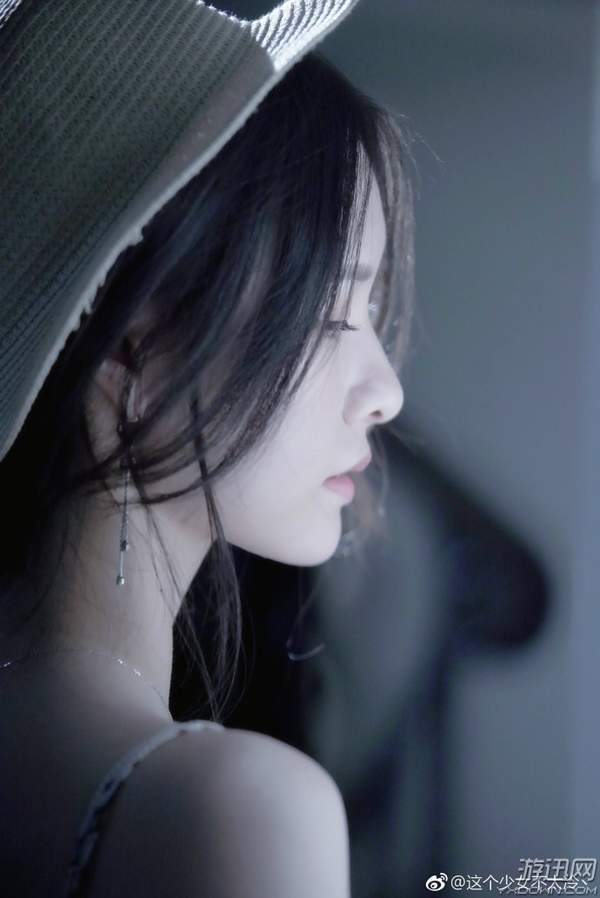 女主播阿冷晒美照!侧颜如画,回眸一笑美到窒息(图)