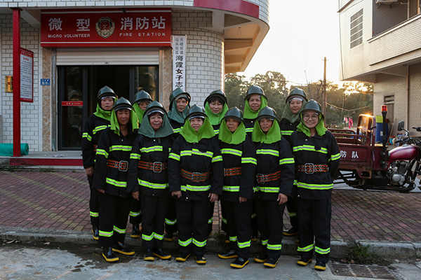 小岛上的民间女子消防队:十年灭火90余次,最大队员70岁