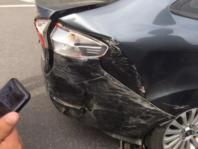 长沙银盆岭大桥8车追尾 一辆保时捷卡宴基本报废 原因竟是