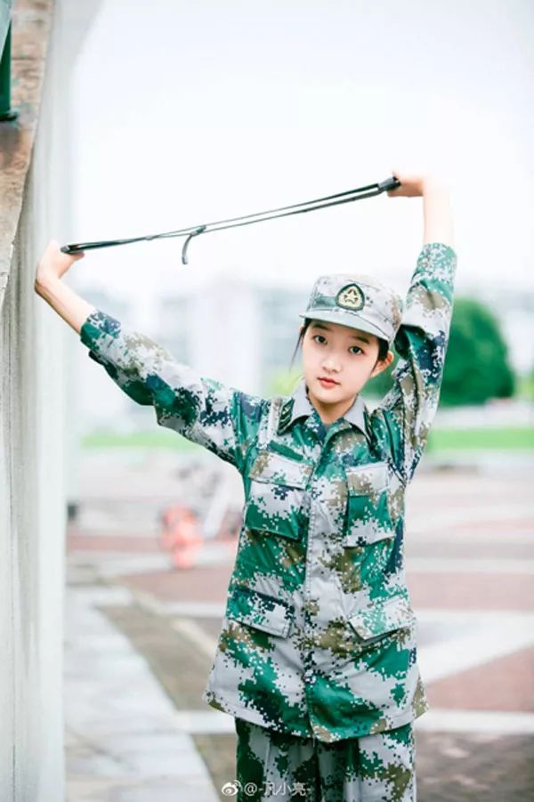 中南大学90后美女教官走红,"为证明自己而当兵"