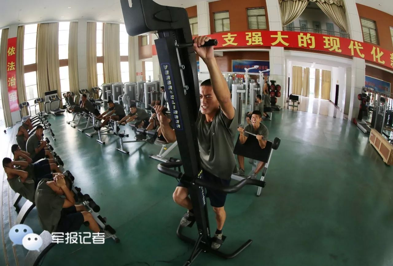 攀爬机,战绳,高低台,阻力带……这些以往在健身房才能看到的专业器材