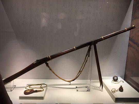 铁堑金花纹交枪木桃式漆火药袋猎来的鹿可以做什么?比如——做椅子.