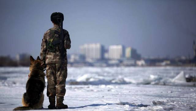 从来不用装辛苦,他们的背影, 总能让人们明白什