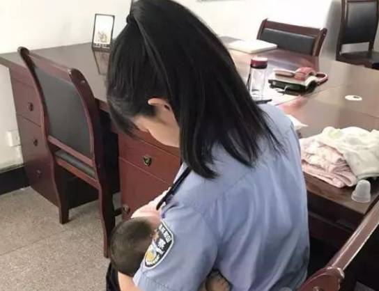 婴儿着急等待母乳的滋润被告人李某某四个月大的孩子啼哭不止而此时在