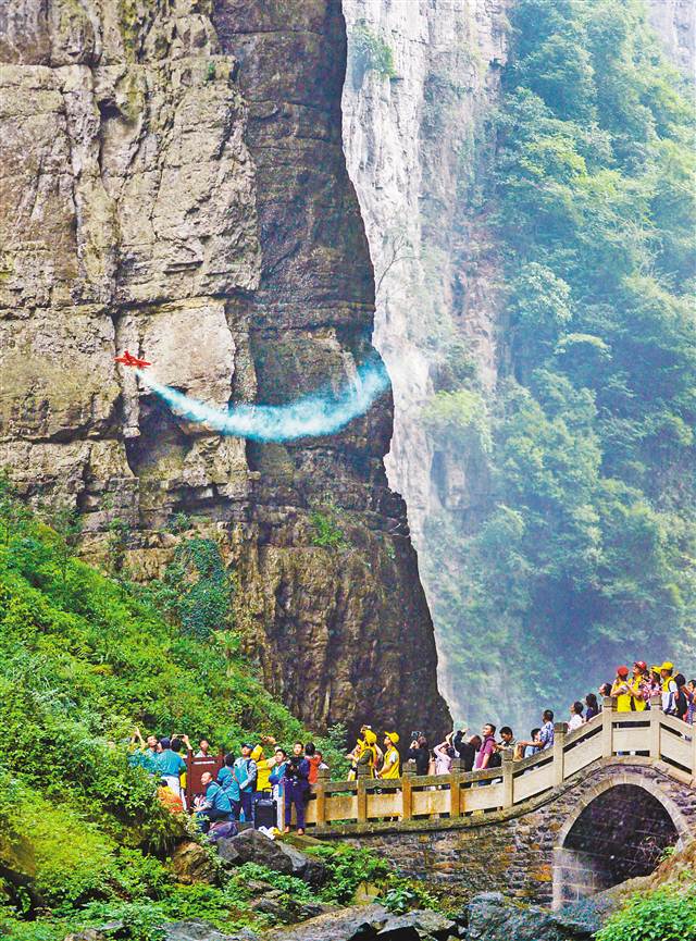 无人机在天坑跳《梁祝》