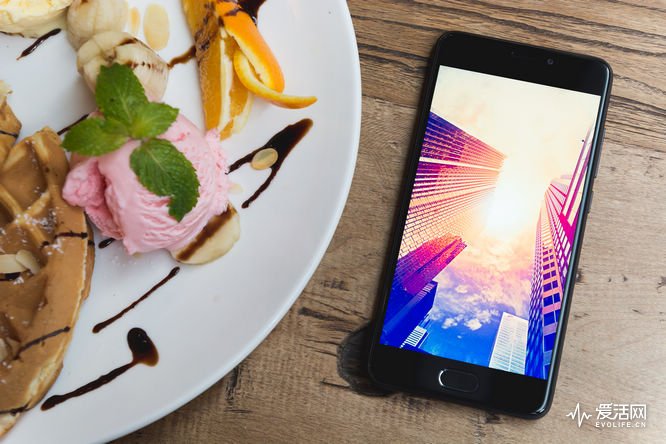 塑料材质也能打磨出高级感 魅蓝6作为基础款的