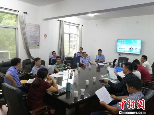 千名女主播表演吸引打赏 注册用户约17万人 岳阳专案组认真分析案情,部署有关抓捕工作。全国“扫黄打非”办公室供图