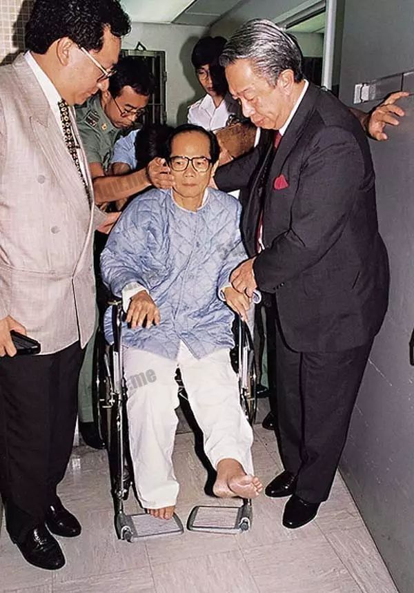 长这样:今天我们就来818两位香港黑帮大佬及其传记电影的故事~~跛豪和