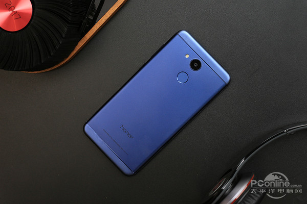 荣耀v9 play评测:炫目配色混搭北欧极简风