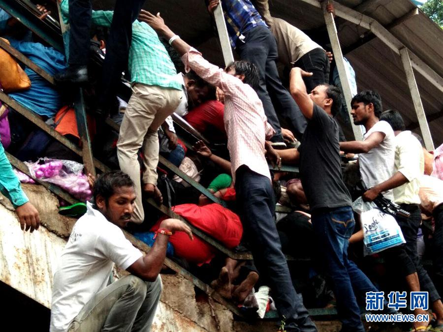 孟买踩踏事件中至少22人死亡组图