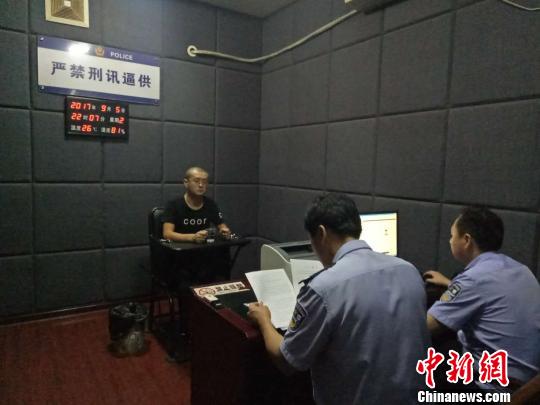千名女主播表演吸引打赏 注册用户约17万人 湖南侦破狼友直播案,对主犯之一进行审讯。全国“扫黄打非”办公室供图