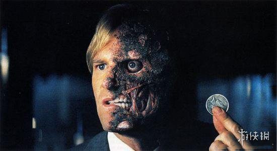 分子毁了,加上未婚妻瑞秋之死,使他精神崩溃,内心产生了邪恶的人格,在