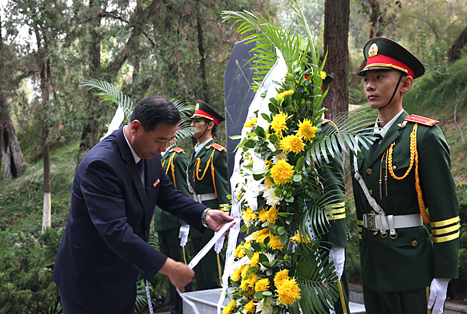 兰州大学举行向革命烈士纪念碑献花仪式