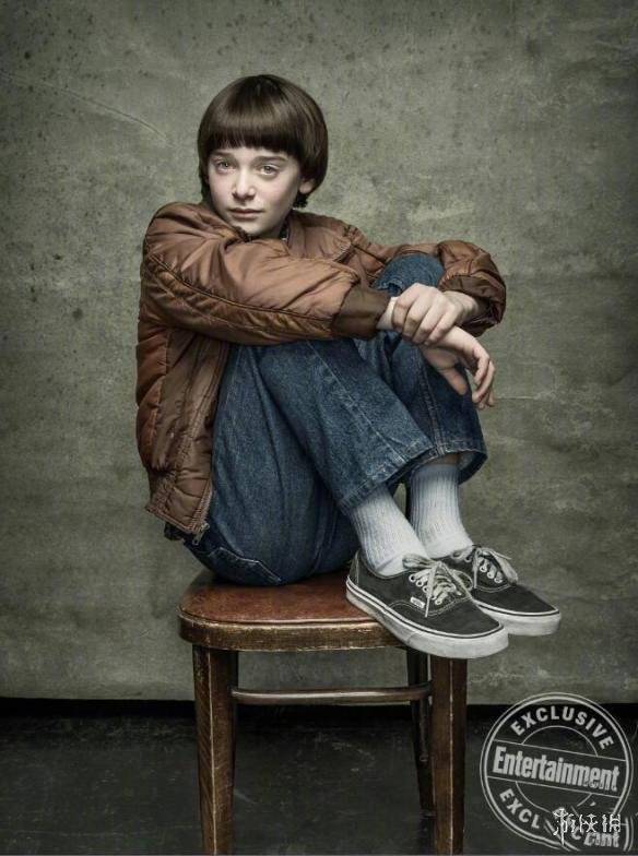 《怪奇物语》第二季主演写真 演员凝视前方神色诡异