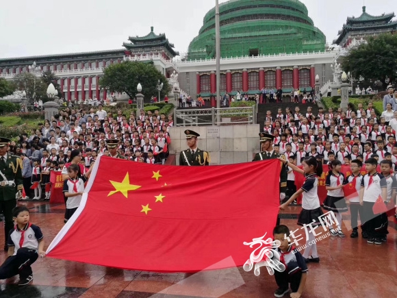 庆祝祖国68岁华诞重庆市人民大礼堂广场上千市民观礼升旗仪式