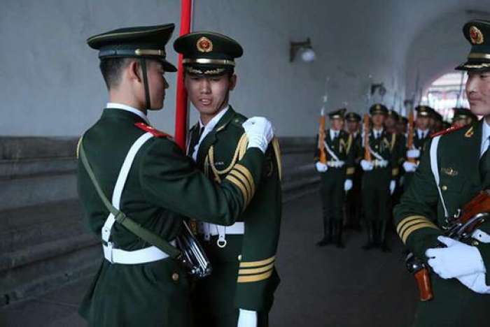 天安门国旗护卫队训练时脸上放蚂蚁腋窝夹石头