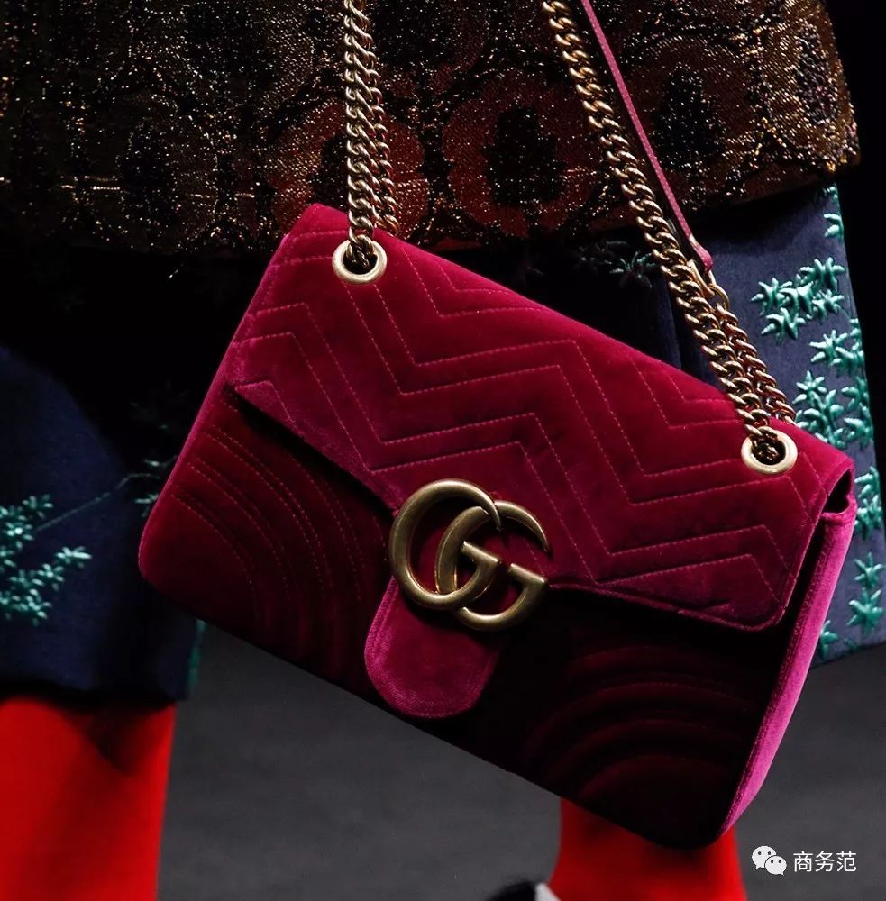 最爱搞名媛风的chanel 作为优雅名媛范的香奈儿,一直都是双c logo简单