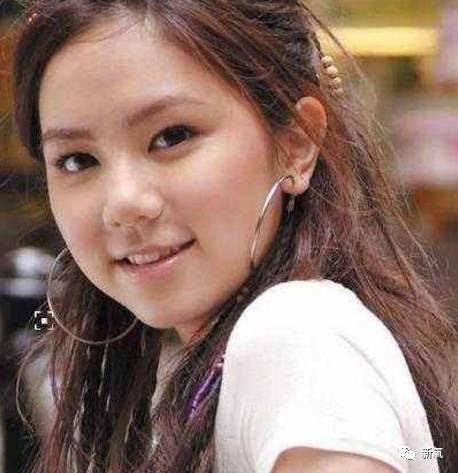 邓紫棋旧照曝光蒜头鼻太扎眼