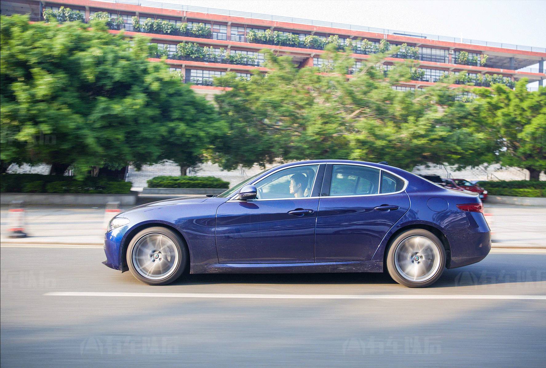 【实测】这车号称平民“法拉利”，看上去值50万，坐上去值多少？