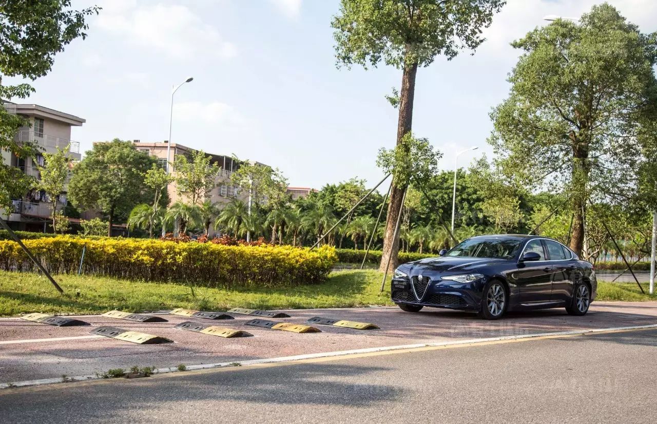 【实测】这车号称平民“法拉利”，看上去值50万，坐上去值多少？