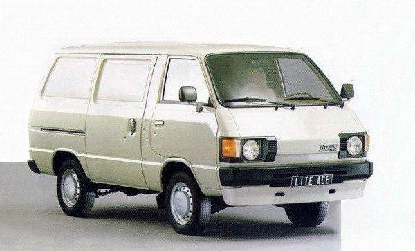 街头惊现80年代的小霸王toyota liteace,真是老一辈人见了深有感触,这