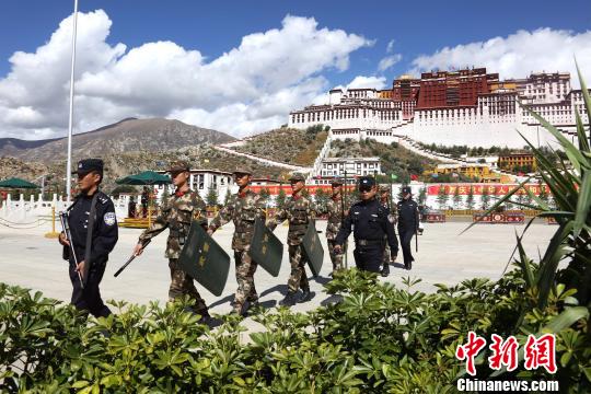 西藏武警官兵国庆节执勤在"世界屋脊"