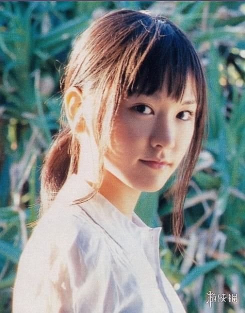 的时候童星出道,2005年在tbs《流星花园》中饰演「牧野杉菜」获得好评