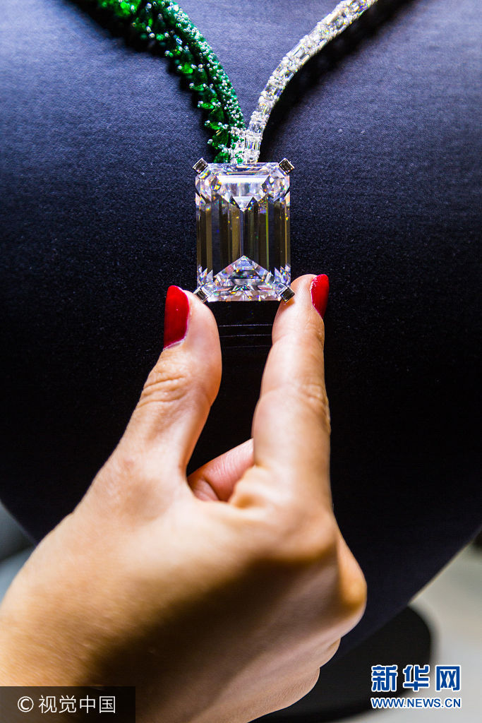 英国展出世界最大多彩钻石 原钻重404克拉售价约2亿