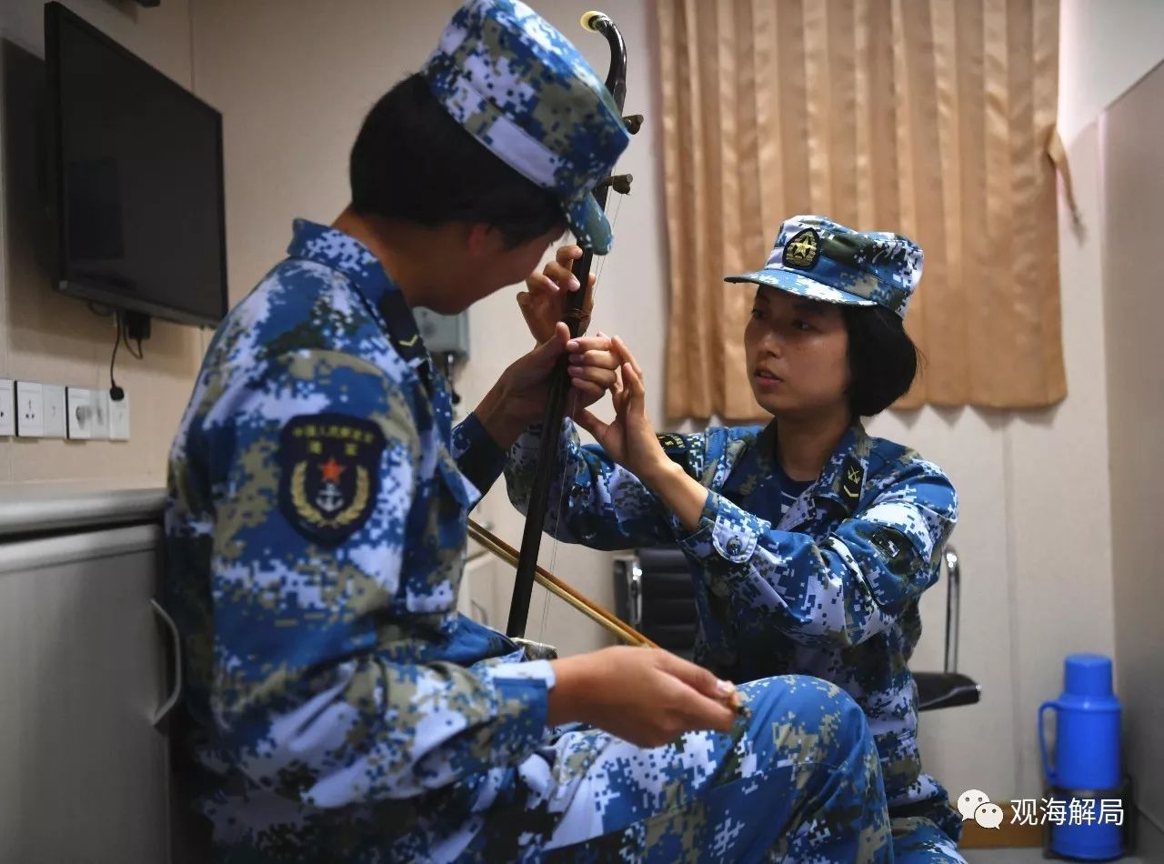 军舰上的女兵:揭秘中国军舰上的女兵:亚丁湾掌舵与海盗交锋 (女兵们兴趣爱好广泛)