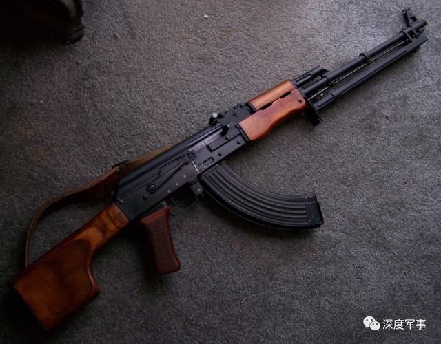 ak每分钟600发的射速,如果是30发弹匣,在连发射击状态3秒钟就会打光弹