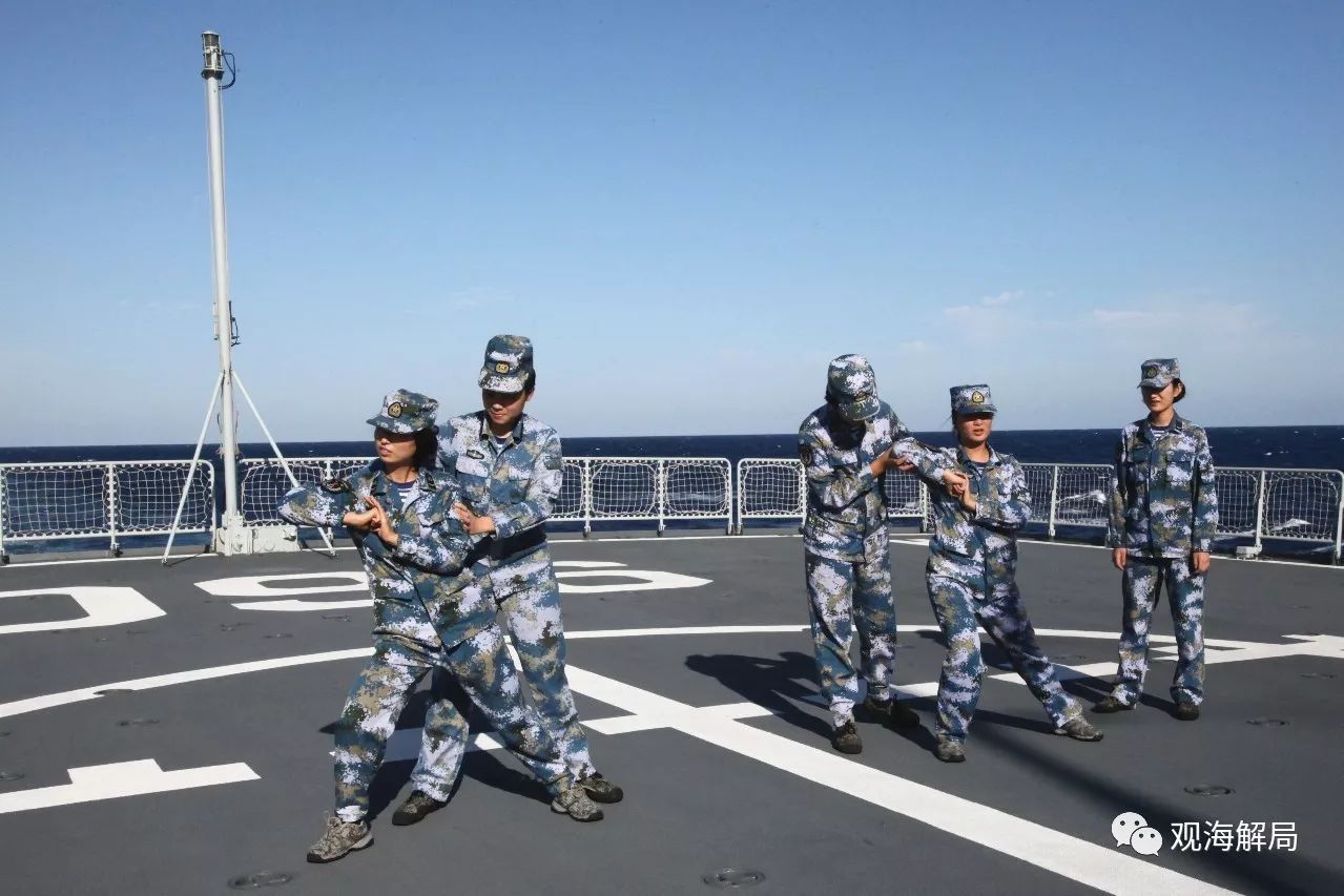 军舰上的女兵:揭秘中国军舰上的女兵:亚丁湾掌舵与海盗交锋 (女兵们在甲板上打军体拳)