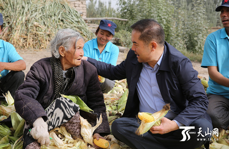 自治区人民政府党组成员,秘书长吐逊江艾力和村民在一起.